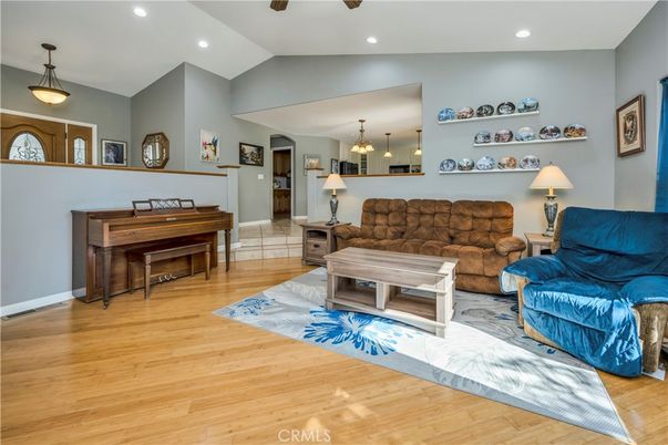 Interior, Living room, Pendant Lights, Piano, Recessed Lighting, Wood Texture Flooring