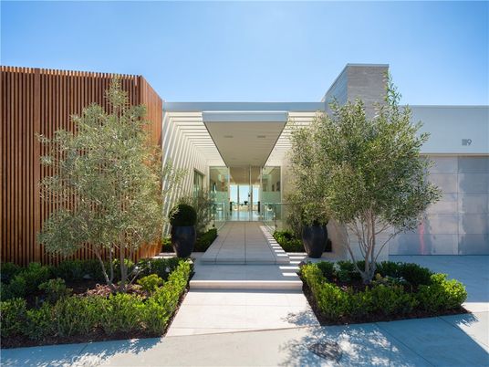 Exterior, Facade, Modern
