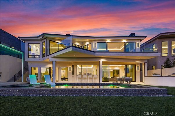 Exterior, Facade, Modern