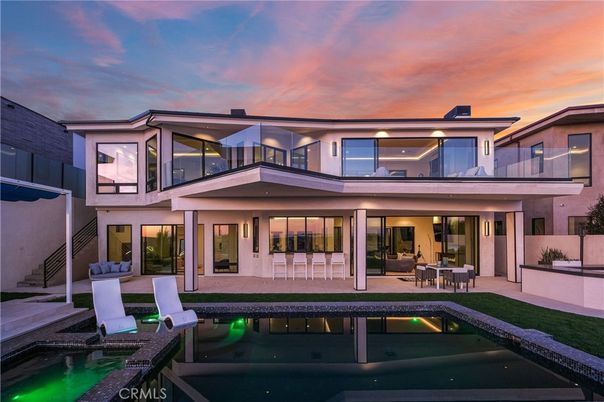 Exterior, Facade, Pool, Modern
