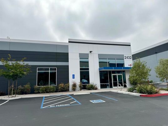 Exterior, Facade, Modern
