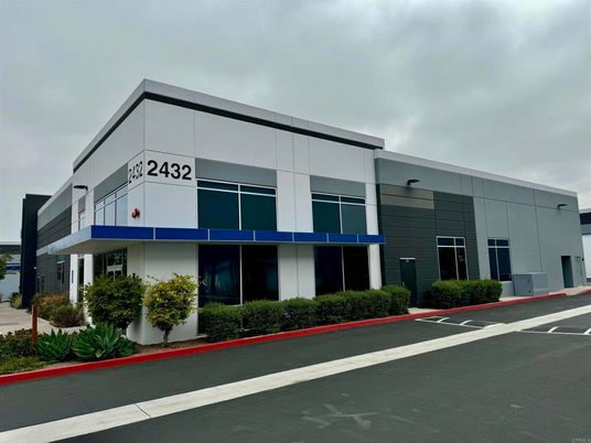 Exterior, Facade, Modern