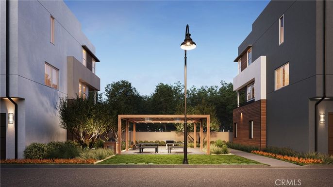 Exterior, Facade, Modern