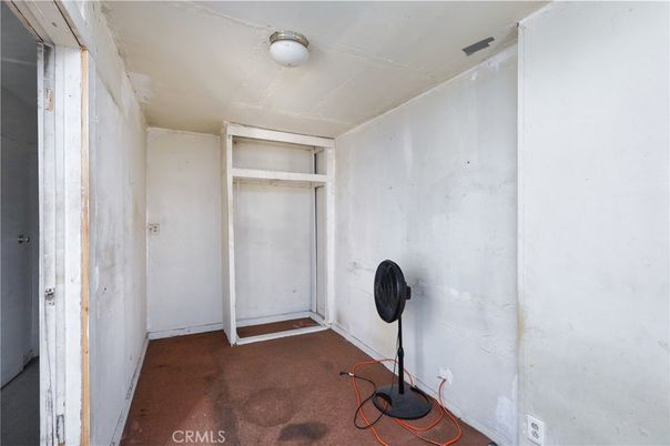 Empty room, Interior
