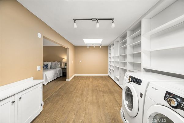 Interior, Washer, Wood Texture Flooring