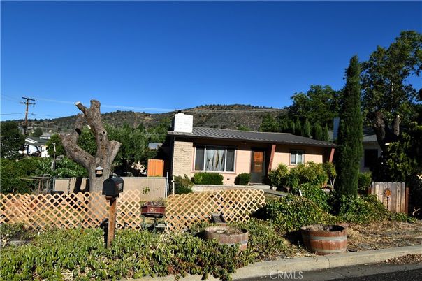 Exterior, Facade, Ranch