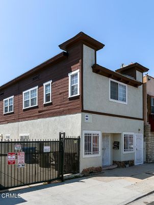 Exterior, Facade, Rowhouse
