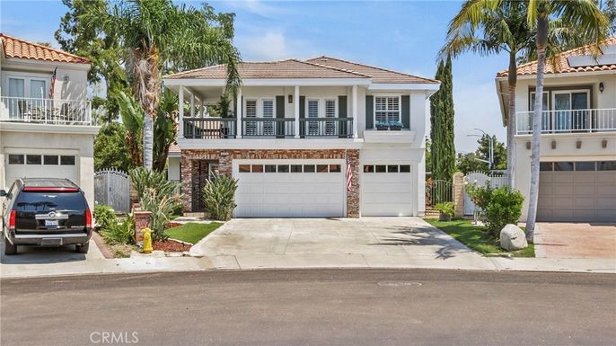 Attached, Exterior, Facade, Mediterranean