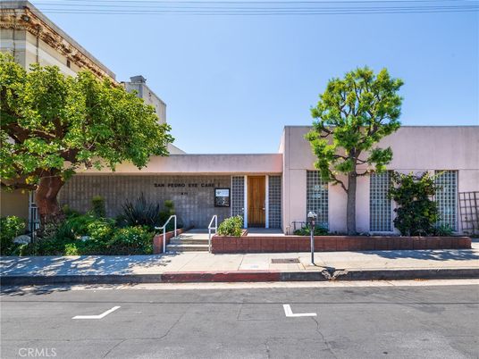 Exterior, Facade, Modern