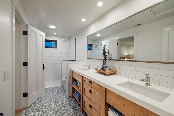Bathroom, Dual Sink Vanities, Interior, Recessed Lighting