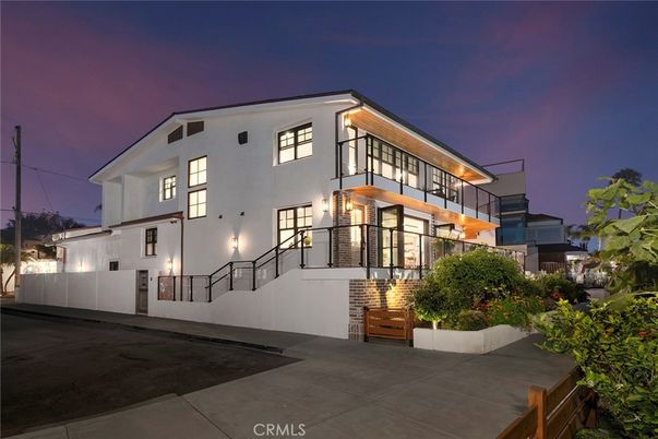 Exterior, Facade, Modern