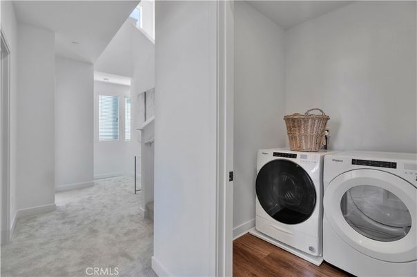 Interior, Washer, Wood Texture Flooring