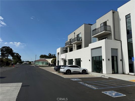Exterior, Facade, Modern