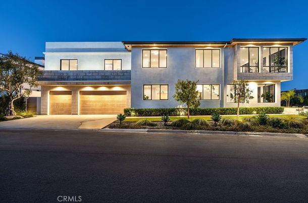 Attached, Exterior, Facade, Modern