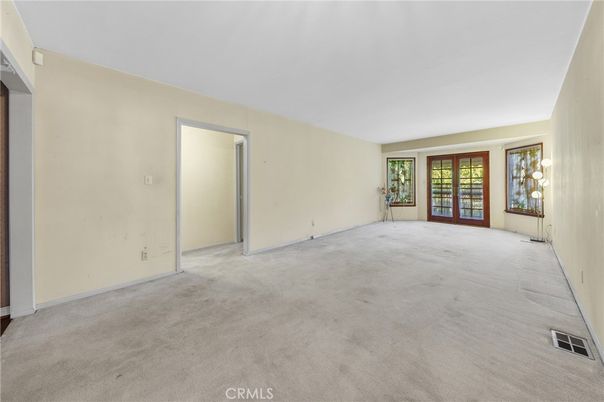 Empty room, Interior
