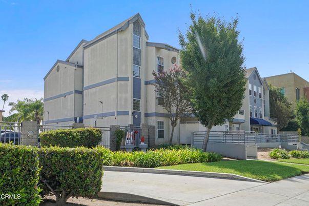 Exterior, Facade, Modern