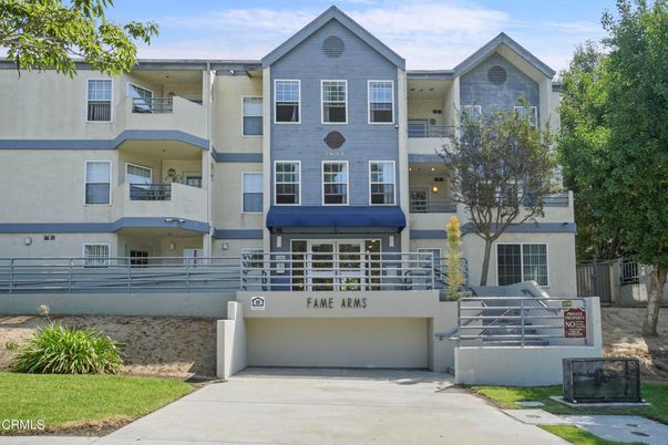 Attached, Exterior, Facade, Rowhouse