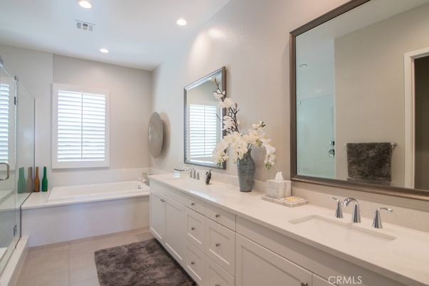 Bathroom, Dual Sink Vanities, Interior, Recessed Lighting