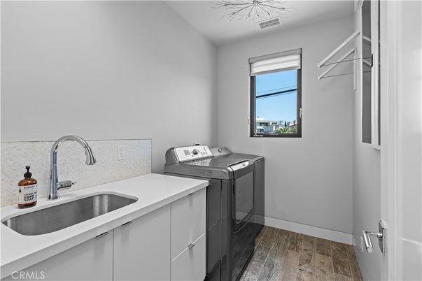 Interior, Washer, Wood Texture Flooring