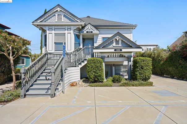 Exterior, Facade, Queen Anne Victorian