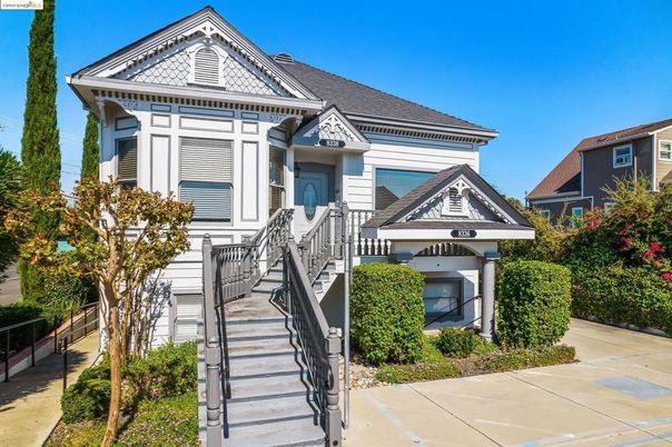 Exterior, Facade, Queen Anne Victorian