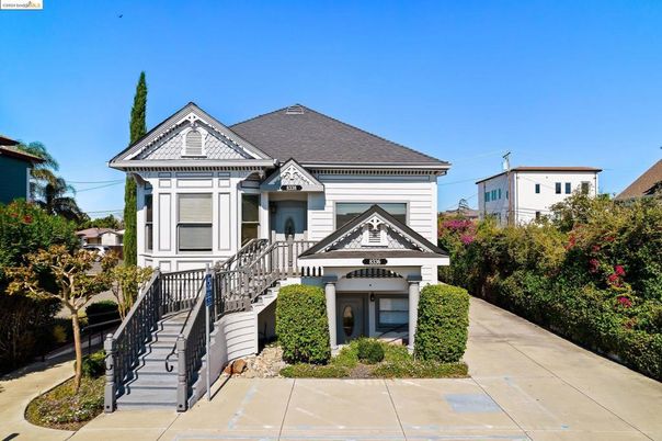 Exterior, Facade, Queen Anne Victorian