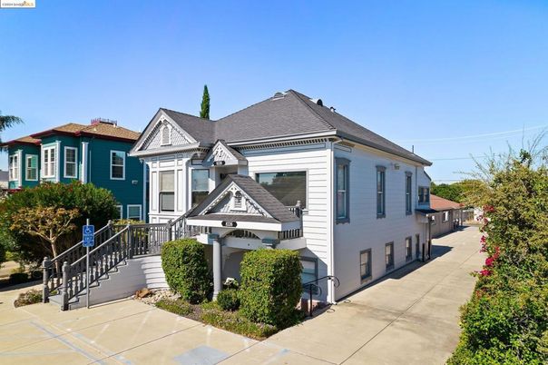 Exterior, Facade, Queen Anne Victorian