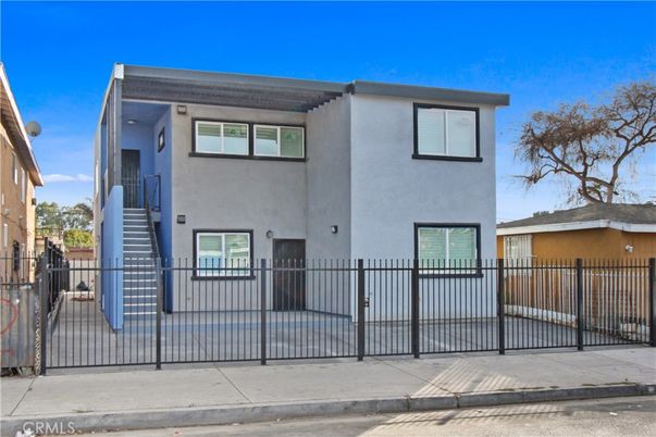 Exterior, Facade, Rowhouse
