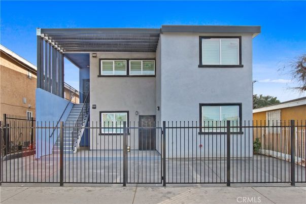 Exterior, Facade, Modern
