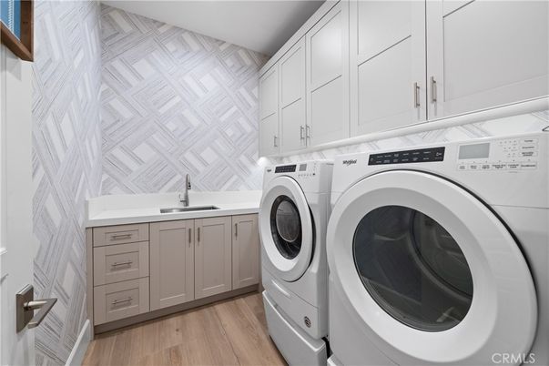 Interior, Washer, Wood Texture Flooring
