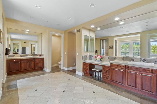 Bathroom, Dual Sink Vanities, Interior, Recessed Lighting