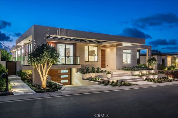 Exterior, Facade, Modern