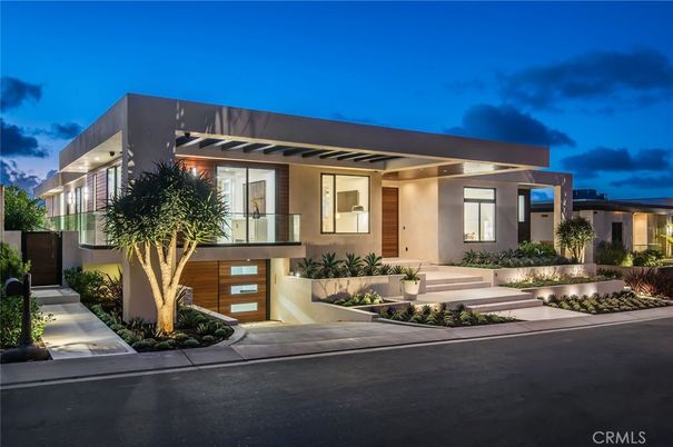 Exterior, Facade, Modern