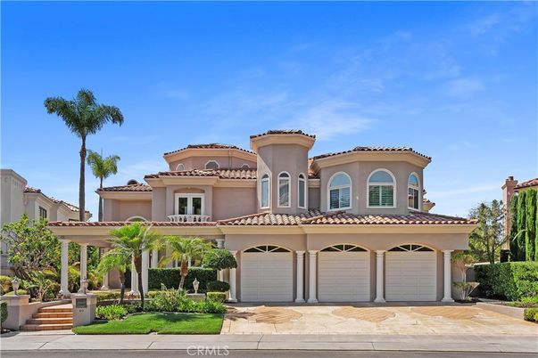 Attached, Exterior, Facade, Mediterranean