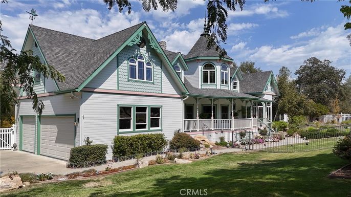 Attached, Exterior, Facade, Queen Anne Victorian