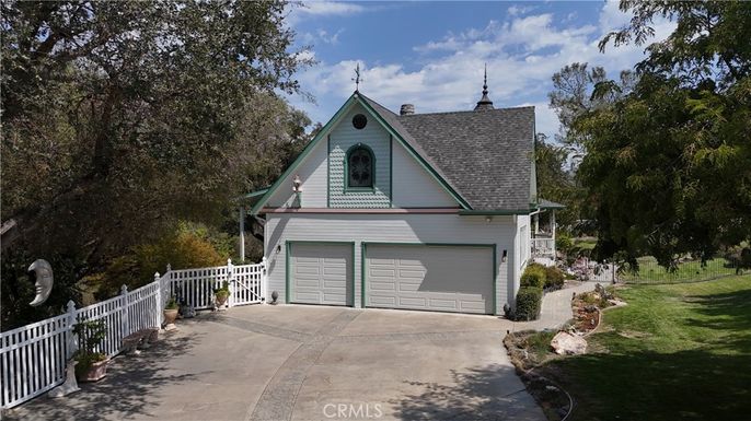 Attached, Exterior, Facade, Farmhouse