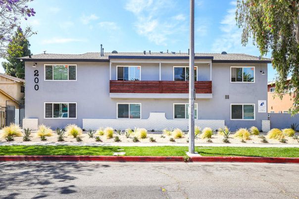 Exterior, Facade, Raised Ranch