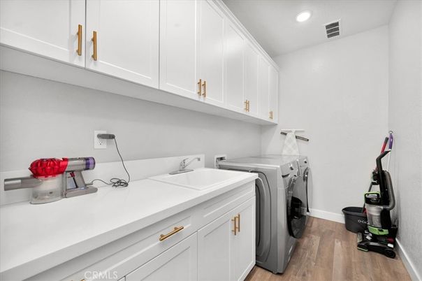 Interior, Recessed Lighting, Washer, Wood Texture Flooring