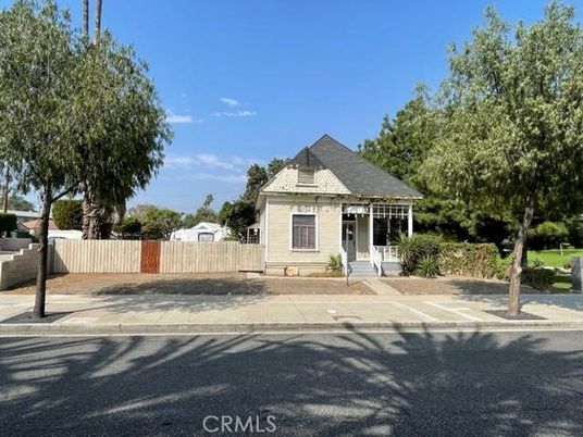 Backyard, Exterior, Facade, Queen Anne Victorian