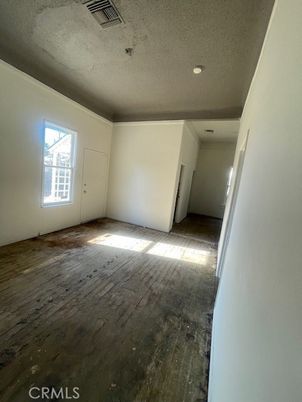 Empty room, Interior