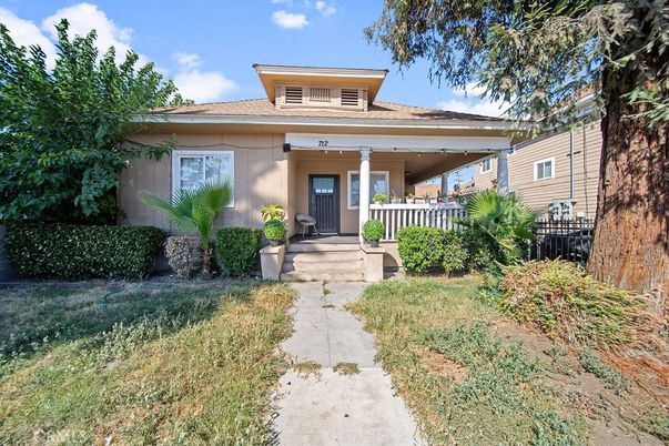 Exterior, Facade, American Foursquare