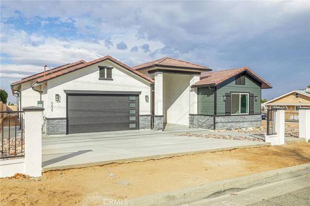 Attached, Exterior, Facade, Mediterranean
