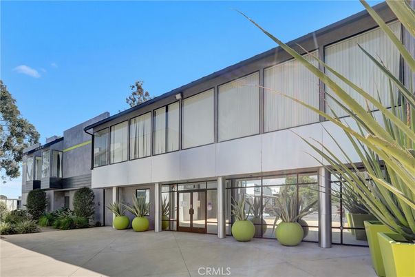 Exterior, Facade, Modern