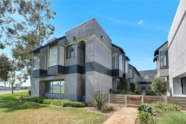 Backyard, Exterior, Facade, Modern