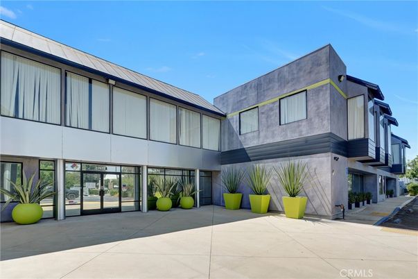 Exterior, Facade, Modern