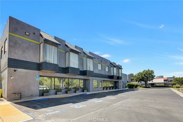 Exterior, Facade, Modern