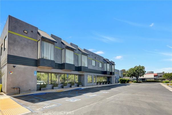 Exterior, Facade, Modern