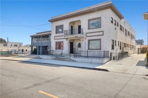 Exterior, Facade, Rowhouse