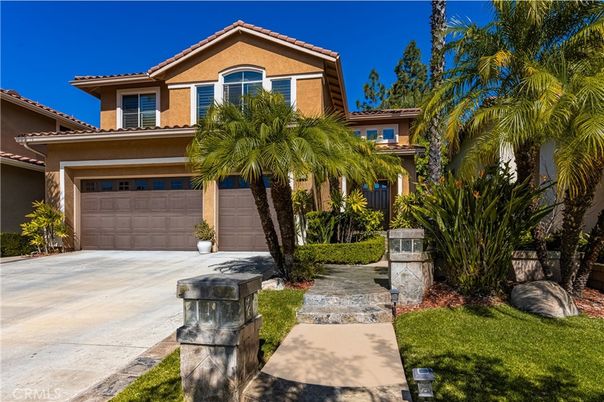 Attached, Exterior, Facade, Mediterranean
