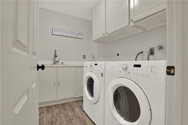 Interior, Washer, Wood Texture Flooring